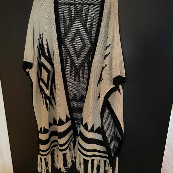 Cake and Roses OS poncho with fringe bottom - Picture 2 of 10